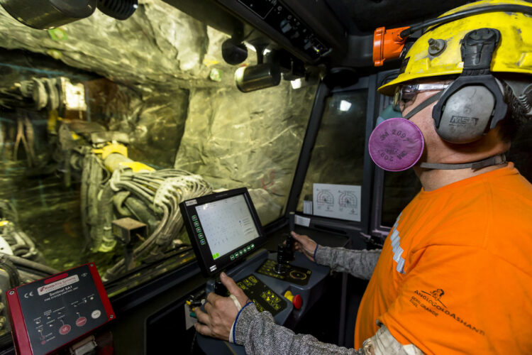 Analista, auxiliar, mecânico, operador, técnico, engenheiro e mais: veja as vagas abertas na AngloGold em MG e GO