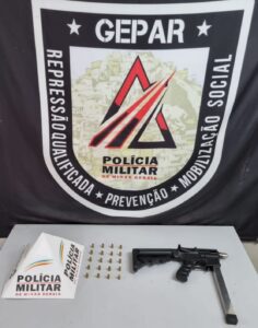 Homem é preso pela Polícia Militar com uma submetralhadora em Sabará Homem é preso pela Polícia Militar com uma submetralhadora em Sabará