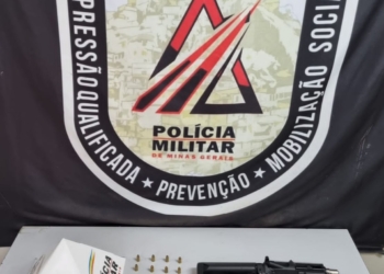 Homem é preso pela Polícia Militar com uma submetralhadora em Sabará