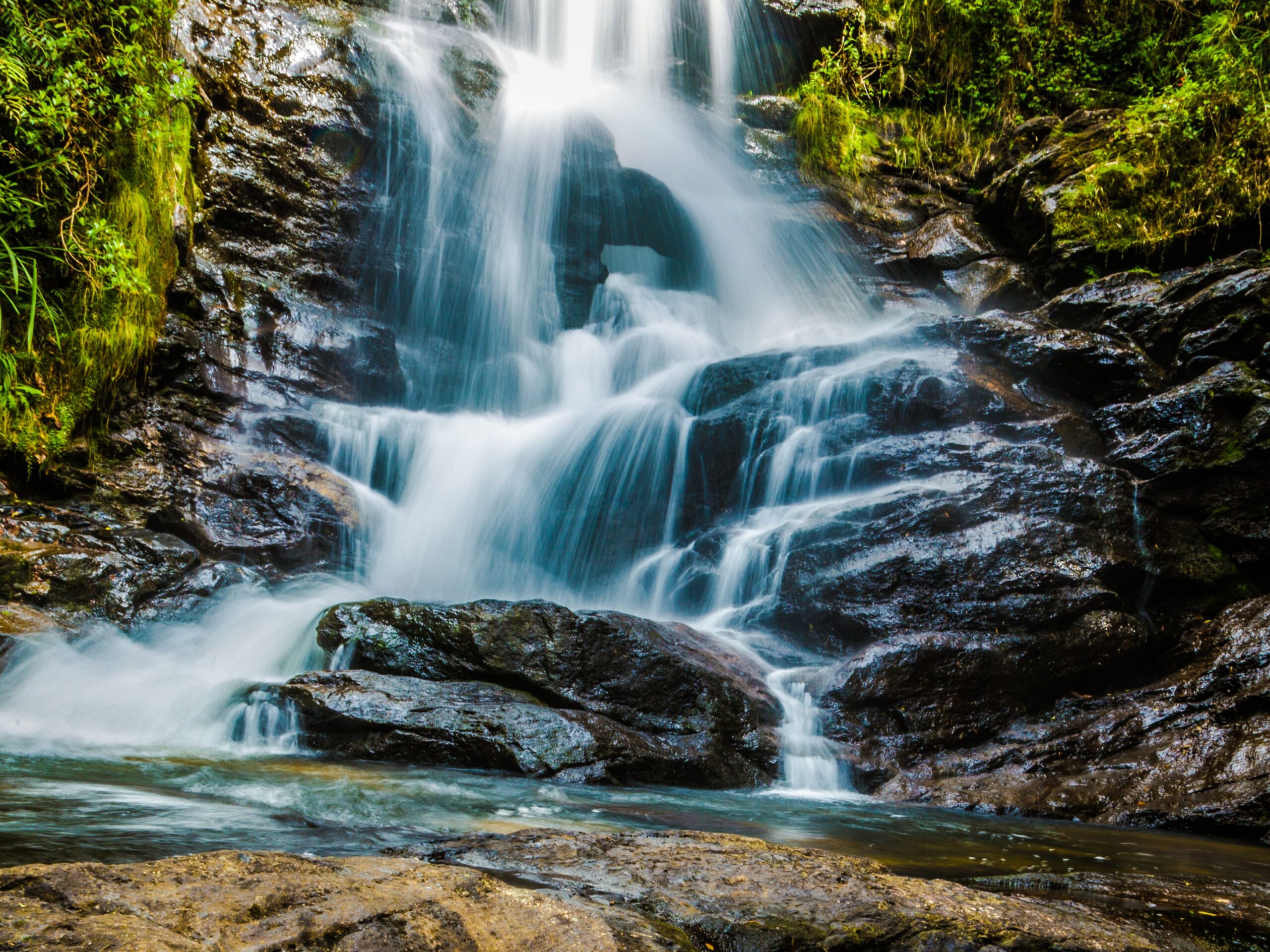 As cachoeiras são destaque do ecoturismo mineiro. Foto: banco de imagens livres do Canva 