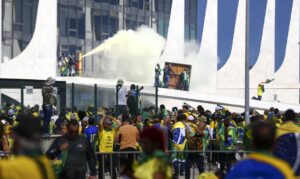Opinião: Quem brinca com o estado democrático de direito, pode ser cobrado por ele Quem brinca com o estado democrático de direito, pode ser cobrado por ele