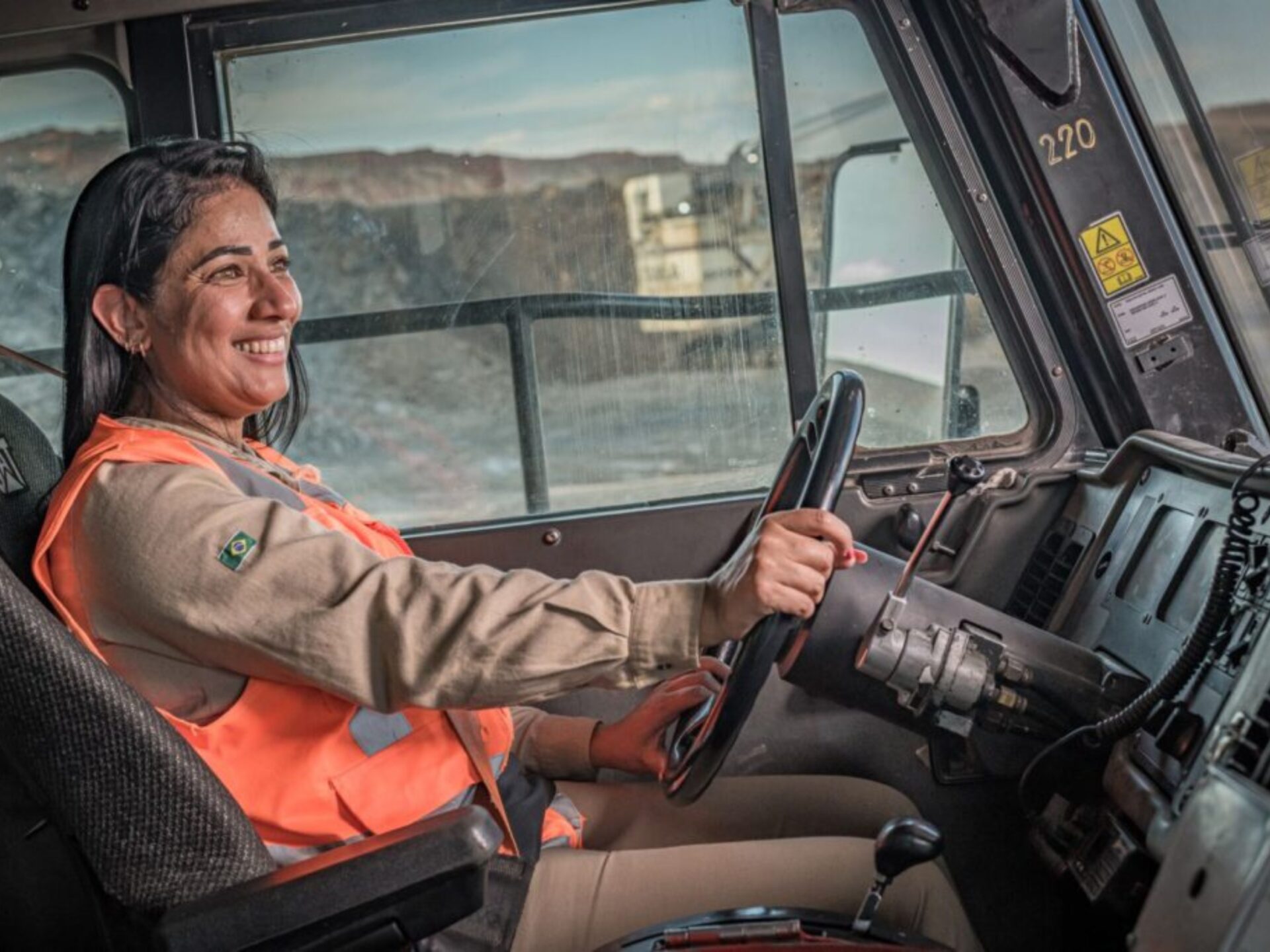 Mais mulheres na mineração: Kinross abre 15 vagas voltadas para Operadoras de Equipamentos Móveis