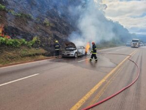 Carro pega fogo próximo à Serra da Santa, em Itabirito