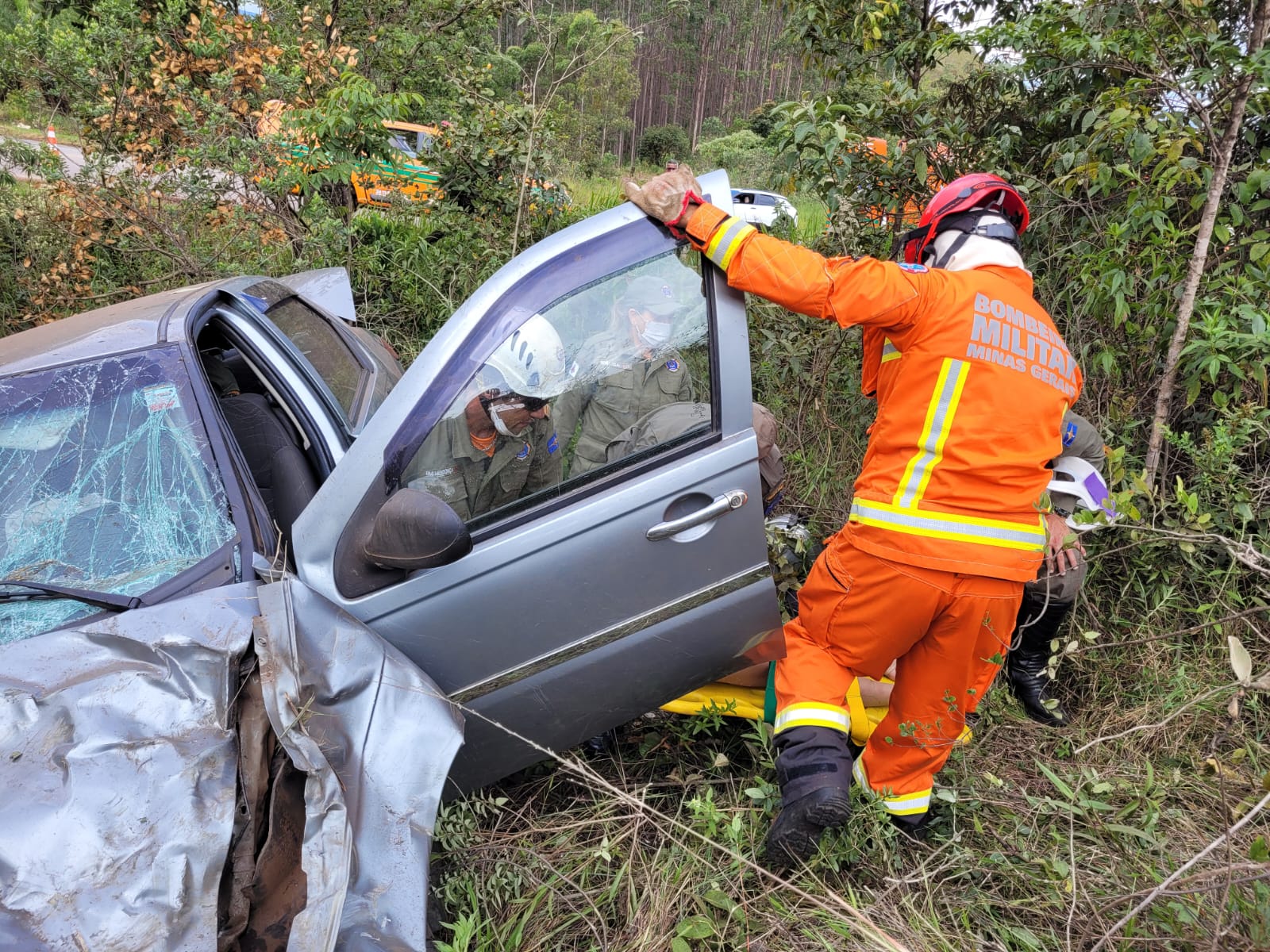 Veículo capota em curva da Serra da Santa, em Itabirito, e vítima sofre escoriações