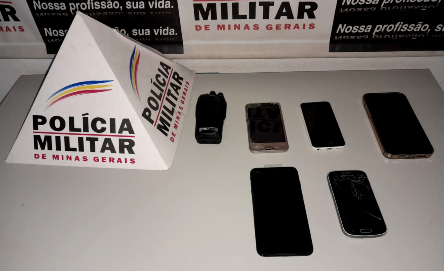 Rádio HT e celulares apreendidos pela Polícia Militar, na quinta-feira - Foto:  52º BPM/PMMG
