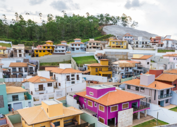 Famílias de Bento Rodrigues recebem chaves de suas casas