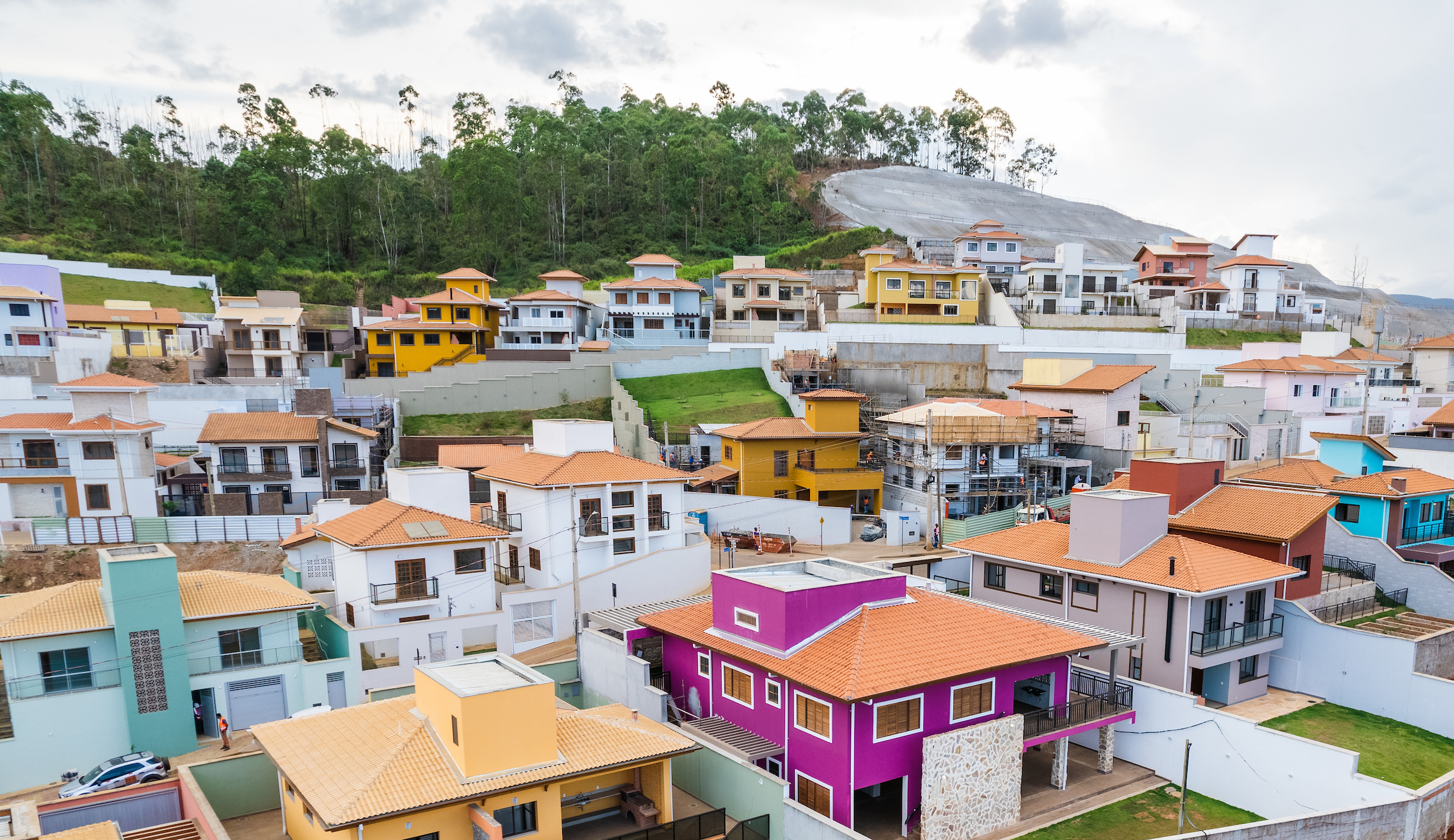 Na imagem, casas do Reassentamento do novo distrito de Bento Rodrigues - Foto: Luan Guedes / Coletivo E