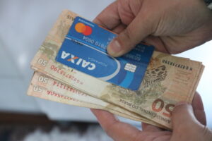 Nascidos em maio e junho recebem abono salarial no dia 17 de abril Nascidos em maio e junho recebem abono salarial no dia 17 de abril