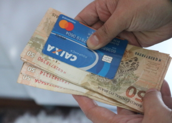 Nascidos em maio e junho recebem abono salarial no dia 17 de abril