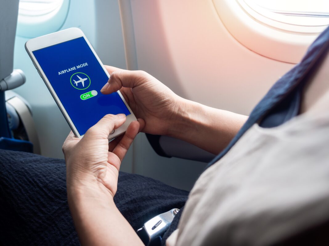 O real motivo para ativar o modo avião ao voar O real motivo para ativar o modo avião ao voar
