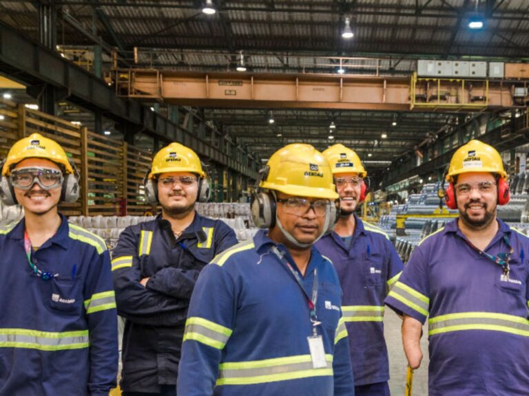Gigante siderúrgica contrata para quase 100 vagas de emprego