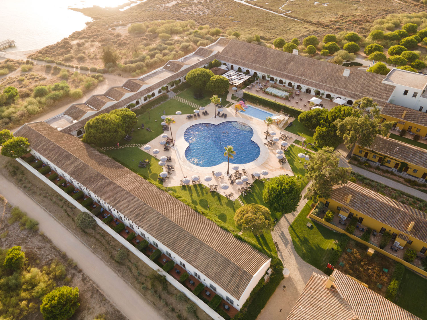 Hotel da Vila Galé em Portugal, próximo ao rio no Parque Nacional de Ria Formosa - Foto: reprodução
