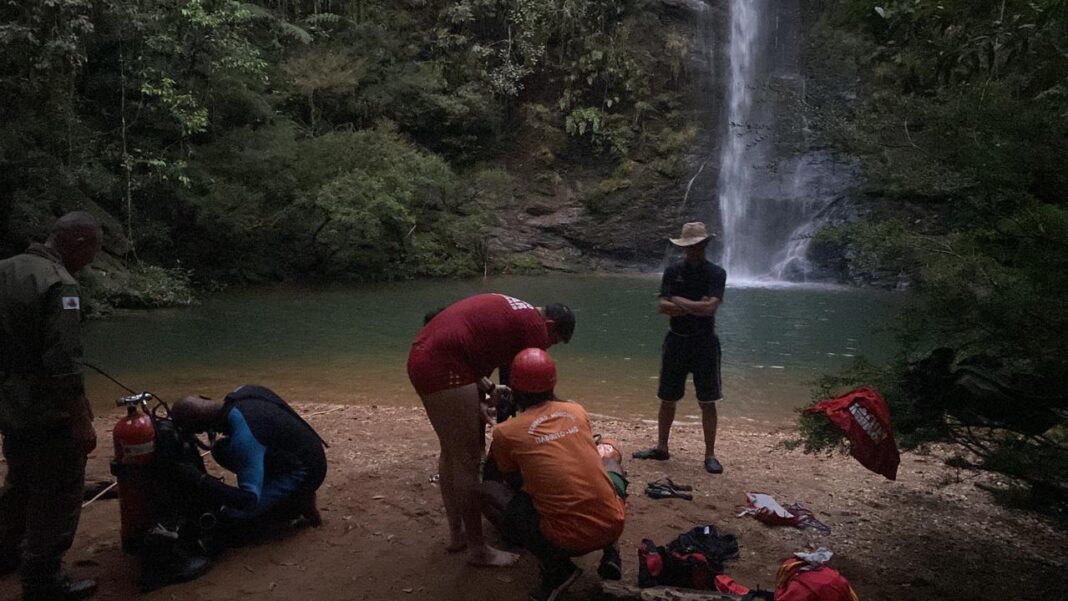 Mulher de 30 anos morre afogada em cachoeira de Itabirito Mulher de 30 anos morre afogada em cachoeira de Itabirito
