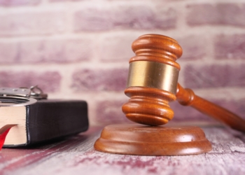 Trabalhadora agredida com chute na boca por gerente após término do contrato será indenizada em R$ 15 mil