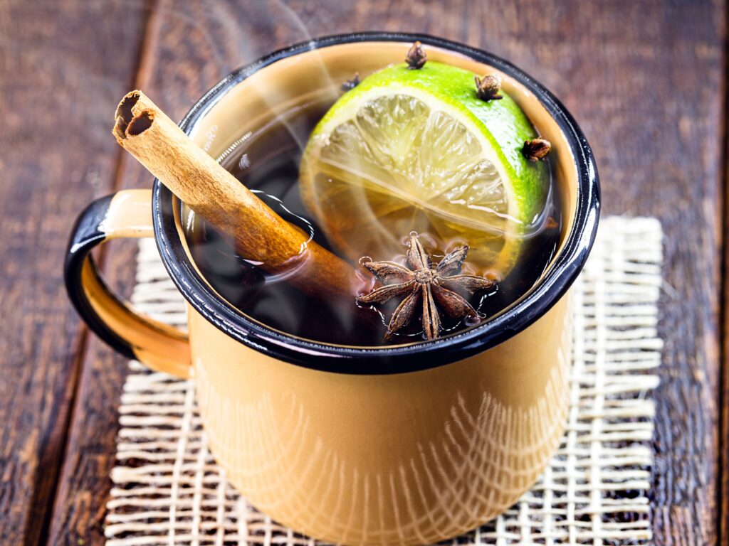 O quentão é uma boa receita de bebida para se esquentar no frio das festas juninas