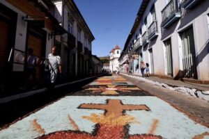 Fé e tradição: cidade de Mariana celebra feriado de Corpus Christi; veja fotos Fé e tradição: cidade de Mariana celebra feriado de Corpus Christi