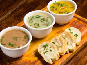 Aqueça-se com sabor: 5 receitas de caldos para o inverno Aqueça-se com sabor: 5 receitas de caldos para o inverno