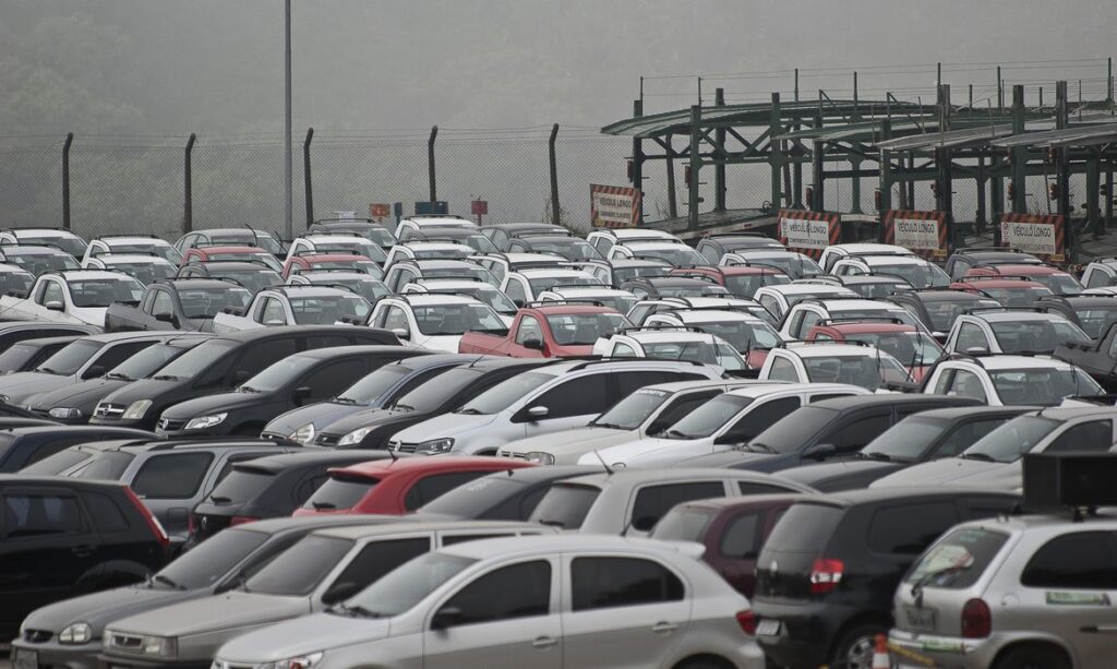Governo tem medida para incentivar compra de carros populares