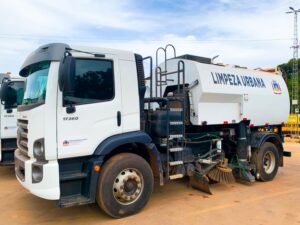 Prefeitura de Itabirito investe em modernização da limpeza urbana com aquisição de caminhão varredeira Prefeitura de Itabirito investe em modernização da limpeza urbana com aquisição de caminhão varredeira