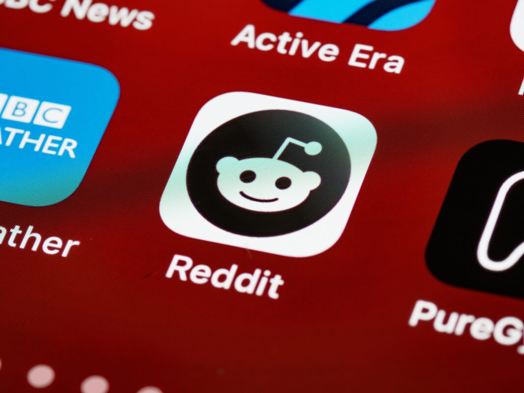Milhares de comunidades do Reddit se obscurecem para protestar contra a polêmica nova política da empresa Milhares de comunidades do Reddit se obscurecem para protestar contra a polêmica nova política da empresa