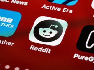 Milhares de comunidades do Reddit se obscurecem para protestar contra a polêmica nova política da empresa Milhares de comunidades do Reddit se obscurecem para protestar contra a polêmica nova política da empresa