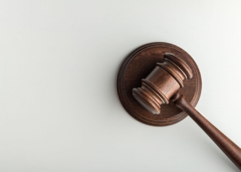 Justiça nega vínculo de emprego entre cantores de cultos e igreja evangélica em Belo Horizonte