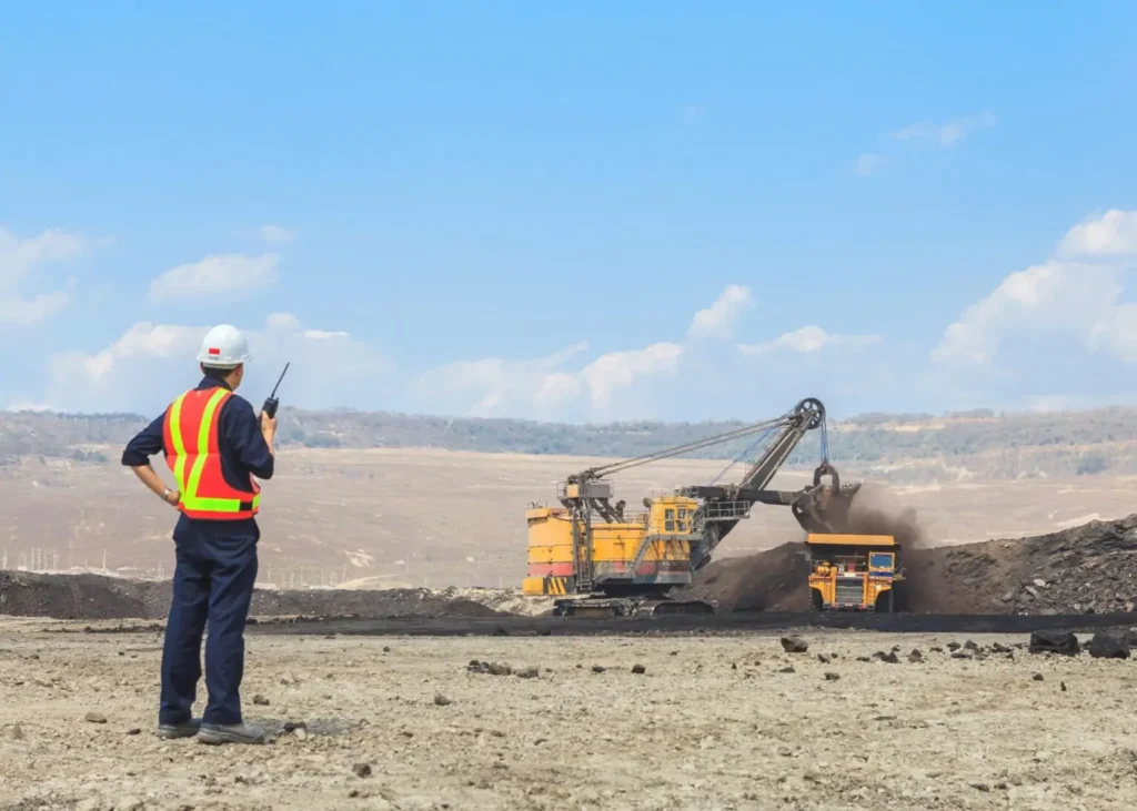 SAFM Mineração abre vagas de emprego para operadores, auxiliares e motoristas