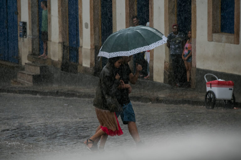 Guarda-chuvas em alerta: Ouro Preto espera 90% de chance de chuva
