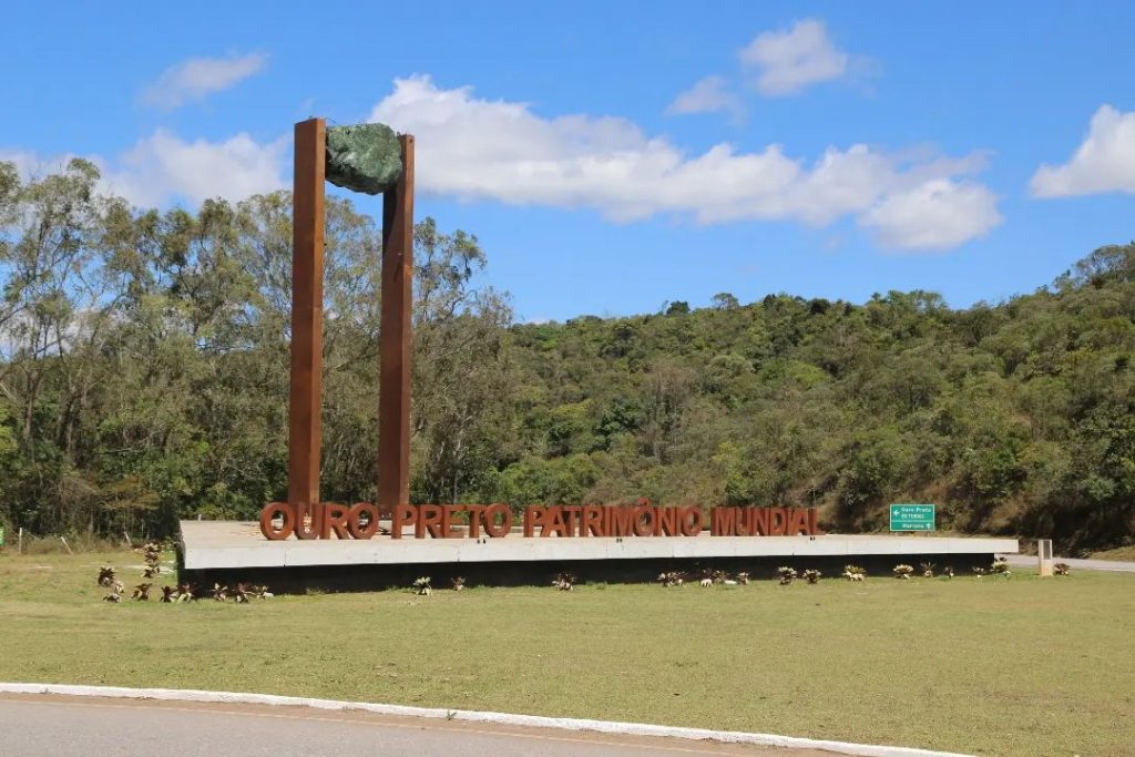 Gerdau doa escultura de aço para a cidade de Ouro Preto 