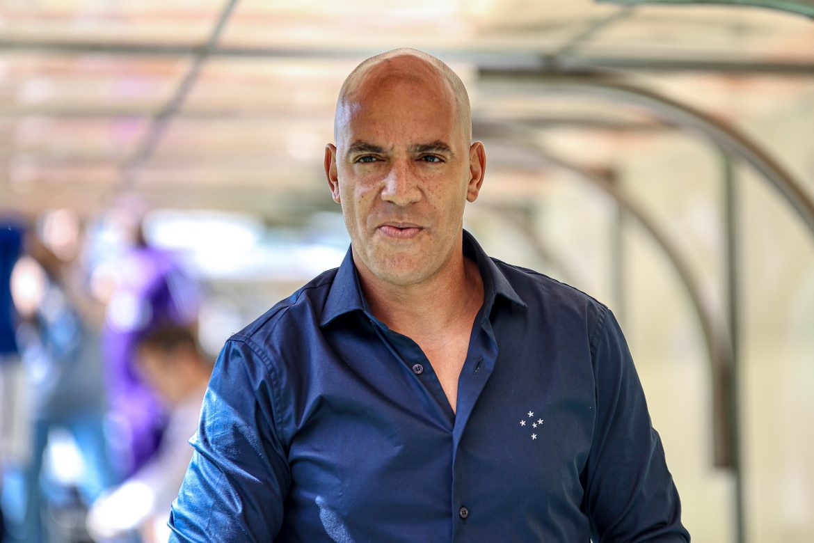 Ex-Cruzeiro, Pepa encaminha acerto para treinar astro do PSG