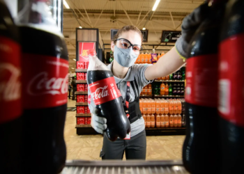 Adecco abre mais de 700 vagas temporárias para Coca-Cola FEMSA Brasil