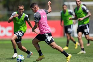 Focado no G-6, Atlético conta com retorno de Paulinho contra o Botafogo Focado no G-6, Atlético conta com retorno de Paulinho contra o Botafogo