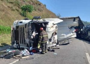 Grave acidente na BR-040 provoca interdição e deixa motorista ferido Grave acidente na BR-040 provoca interdição e deixa motorista ferido