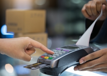 Fim do abuso? Câmara aprova projeto que limita juros do cartão de crédito