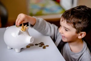 Crianças e dinheiro: 6 formas de ensinar educação financeira desde cedo de forma divertida
