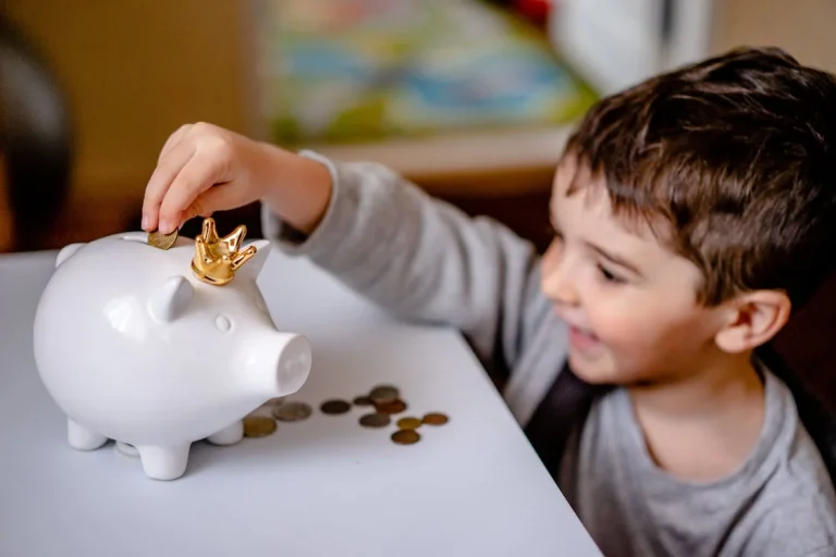 Crianças e dinheiro: 6 formas de ensinar educação financeira desde cedo de forma divertida