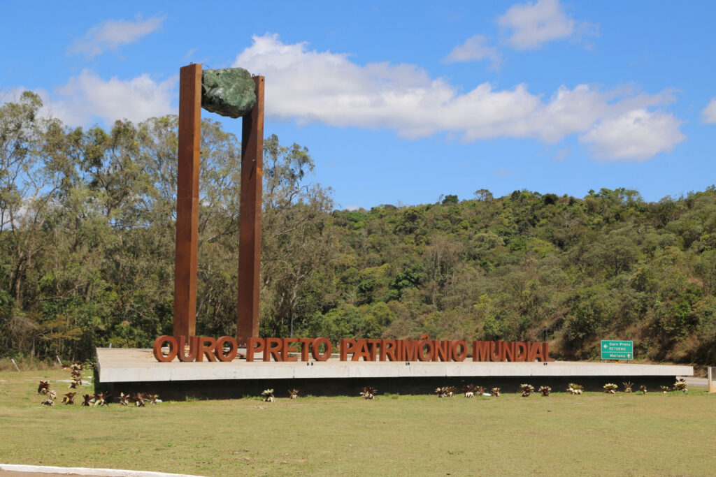 Ouro Preto recebe escultura monumental que marca sua identidade mineral