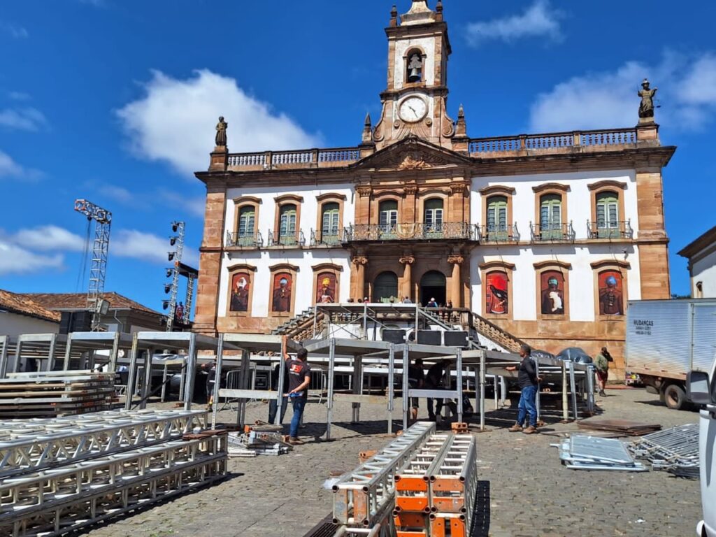 Prefeitura de Ouro Preto passa vergonha nacional ao tentar fazer "na marra" evento na Praça Tiradentes e colocar patrimônio histórico em riscoq