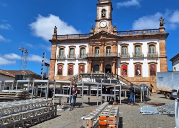 Prefeitura de Ouro Preto passa vergonha nacional ao tentar fazer "na marra" evento na Praça Tiradentes e colocar patrimônio histórico em riscoq
