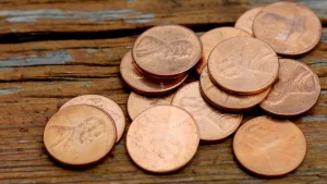 Moeda americana raríssima, de 1969, pode render mais de R$ 600 mil Muitas vezes, subestimamos o valor dos centavos, pensando que apenas servem para raspar bilhetes de loteria em busca de uma chance de sorte. No entanto, descobrir um centavo raro pode render muito mais do que apenas alguns centavos. Foi exatamente isso que Michael Tremonti experimentou em 2007, enquanto separava um rolo de moedas de 50 centavos. Segundo o especialista em moedas Ken Potter, Tremonti examinou mais da metade das moedas antes de perceber uma que parecia diferente das outras. Era um raro Centavo Lincoln 1969-S Doubled Die. Essa moeda em particular apresenta marcas de casa da moeda extra grossas nas palavras "In God We Trust" e "Liberty", além dos números "1969" e "S". Esse erro ocorreu durante o processo de fundição da moeda. Inicialmente, acreditava-se que essas moedas raras eram parte de uma falsificação elaborada. No entanto, pouco tempo depois, em 1970, o governo confirmou a autenticidade de muitas moedas com essa marca única da casa da moeda. O Professional Coin Grading Services (PCGS) afirma que menos de 100 moedas autênticas do Centavo Lincoln 1969-S Doubled Die foram produzidas, e apenas cerca de 40 negócios reais foram confirmados ao longo dos anos. Essa raridade a torna uma das peças mais cobiçadas pelos colecionadores de moedas. Apesar do ceticismo inicial de Potter sobre a descoberta de Tremonti, a autenticidade da moeda rara foi confirmada pela PCGS. E por não estar em circulação e estar em excelente estado, a moeda foi vendida por um impressionante valor de US$ 126.500. Surpreendentemente, Tremonti teve outra sorte dois anos depois, encontrando outro Centavo Lincoln 1969-S Doubled Die, vendido por US$ 86.250! A sorte bateu à sua porta novamente, provando que, às vezes, a sorte sorri mais de uma vez. E se isso aconteceu com ele, quem sabe a próxima descoberta valiosa esteja ao seu alcance? Claro, a moeda pode ser extremamente rara, mas é justamente essa raridade que torna a busca emocionante para os entusiastas da numismática.