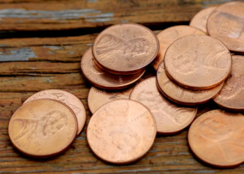 Muitas vezes, subestimamos o valor dos centavos, pensando que apenas servem para raspar bilhetes de loteria em busca de uma chance de sorte. No entanto, descobrir um centavo raro pode render muito mais do que apenas alguns centavos. Foi exatamente isso que Michael Tremonti experimentou em 2007, enquanto separava um rolo de moedas de 50 centavos. Segundo o especialista em moedas Ken Potter, Tremonti examinou mais da metade das moedas antes de perceber uma que parecia diferente das outras. Era um raro Centavo Lincoln 1969-S Doubled Die. Essa moeda em particular apresenta marcas de casa da moeda extra grossas nas palavras "In God We Trust" e "Liberty", além dos números "1969" e "S". Esse erro ocorreu durante o processo de fundição da moeda. Inicialmente, acreditava-se que essas moedas raras eram parte de uma falsificação elaborada. No entanto, pouco tempo depois, em 1970, o governo confirmou a autenticidade de muitas moedas com essa marca única da casa da moeda. O Professional Coin Grading Services (PCGS) afirma que menos de 100 moedas autênticas do Centavo Lincoln 1969-S Doubled Die foram produzidas, e apenas cerca de 40 negócios reais foram confirmados ao longo dos anos. Essa raridade a torna uma das peças mais cobiçadas pelos colecionadores de moedas. Apesar do ceticismo inicial de Potter sobre a descoberta de Tremonti, a autenticidade da moeda rara foi confirmada pela PCGS. E por não estar em circulação e estar em excelente estado, a moeda foi vendida por um impressionante valor de US$ 126.500. Surpreendentemente, Tremonti teve outra sorte dois anos depois, encontrando outro Centavo Lincoln 1969-S Doubled Die, vendido por US$ 86.250! A sorte bateu à sua porta novamente, provando que, às vezes, a sorte sorri mais de uma vez. E se isso aconteceu com ele, quem sabe a próxima descoberta valiosa esteja ao seu alcance? Claro, a moeda pode ser extremamente rara, mas é justamente essa raridade que torna a busca emocionante para os entusiastas da numismática.