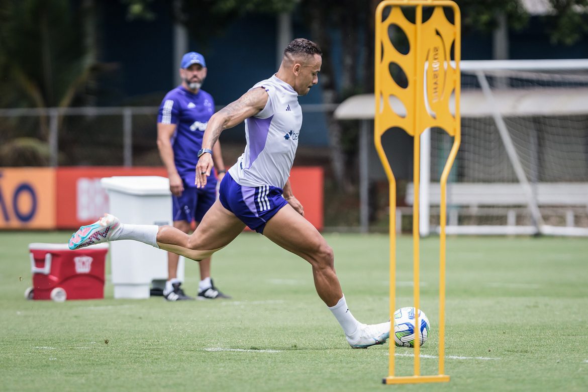 Cruzeiro divulga lista de relacionados com novidades para enfrentar o Flamengo