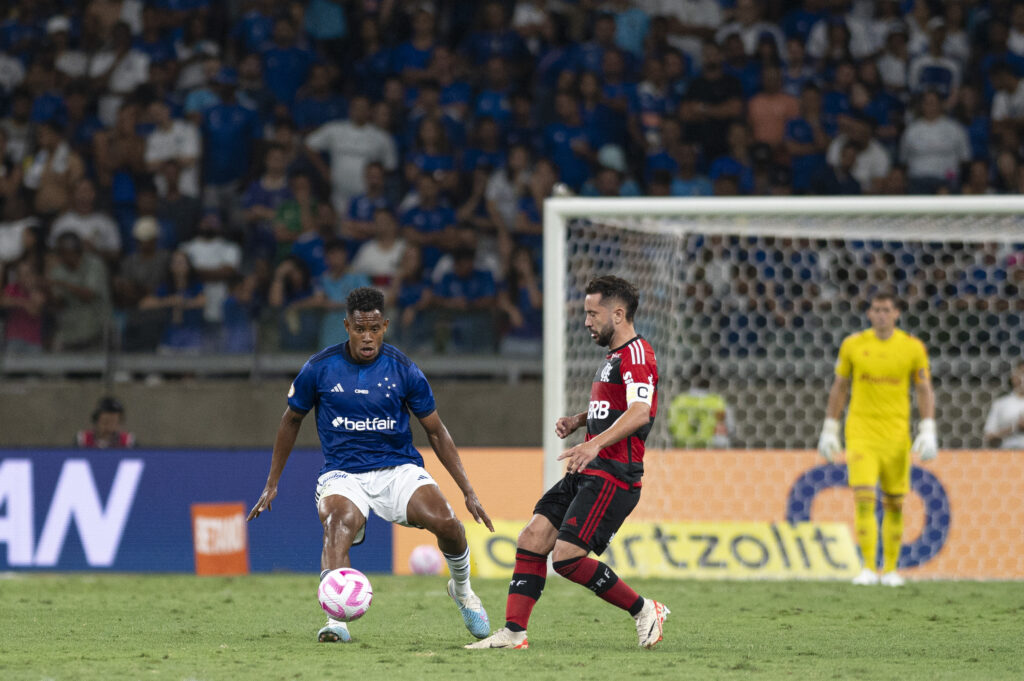 Cruzeiro perde para Flamengo e fica ainda mais perto da zona de rebaixamento