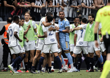 Análise: Felipão mexe mal e Cruzeiro surpreendente Atlético no clássico