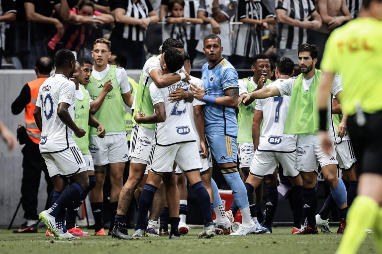 Análise: Felipão mexe mal e Cruzeiro surpreendente Atlético no clássico