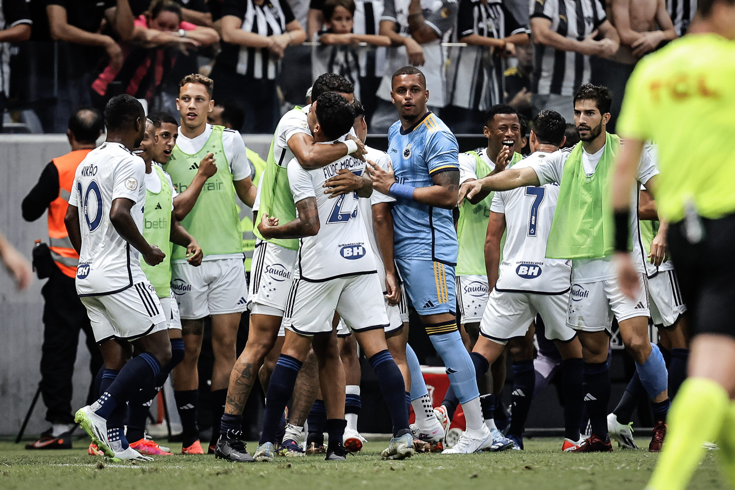 Jogadores comemoram após o gol contra de Jemerson. Foto: Tiago Tindade / Staff Imagens