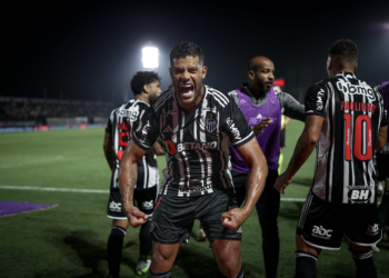 Atlético vence mais uma fora de casa mas permanece fora do G-6