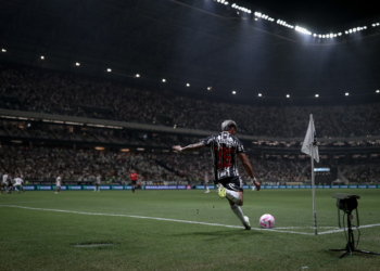 Atlético vence Fluminense, entra no G-6 e provoca Fábio