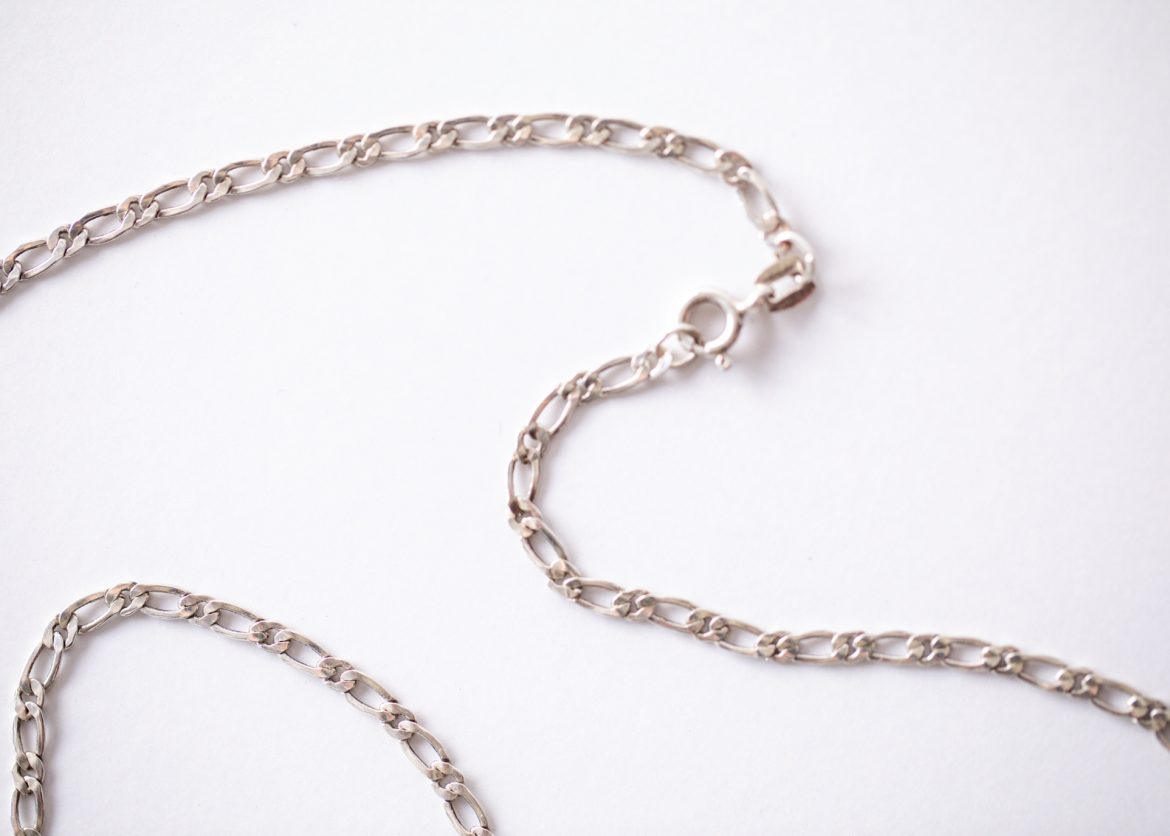 Seu cordão de prata escureceu? veja 9 truques fáceis para limpar prata em casa