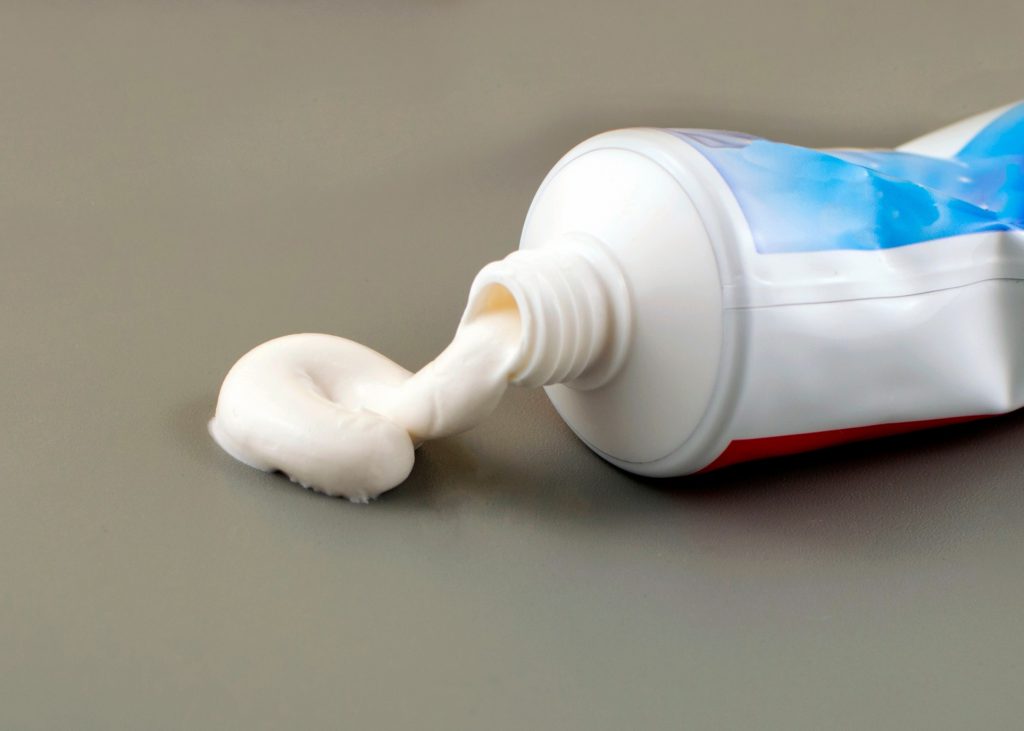A pasta de dente ajuda a dar brilho novamente às peças de prata - Foto: Canva